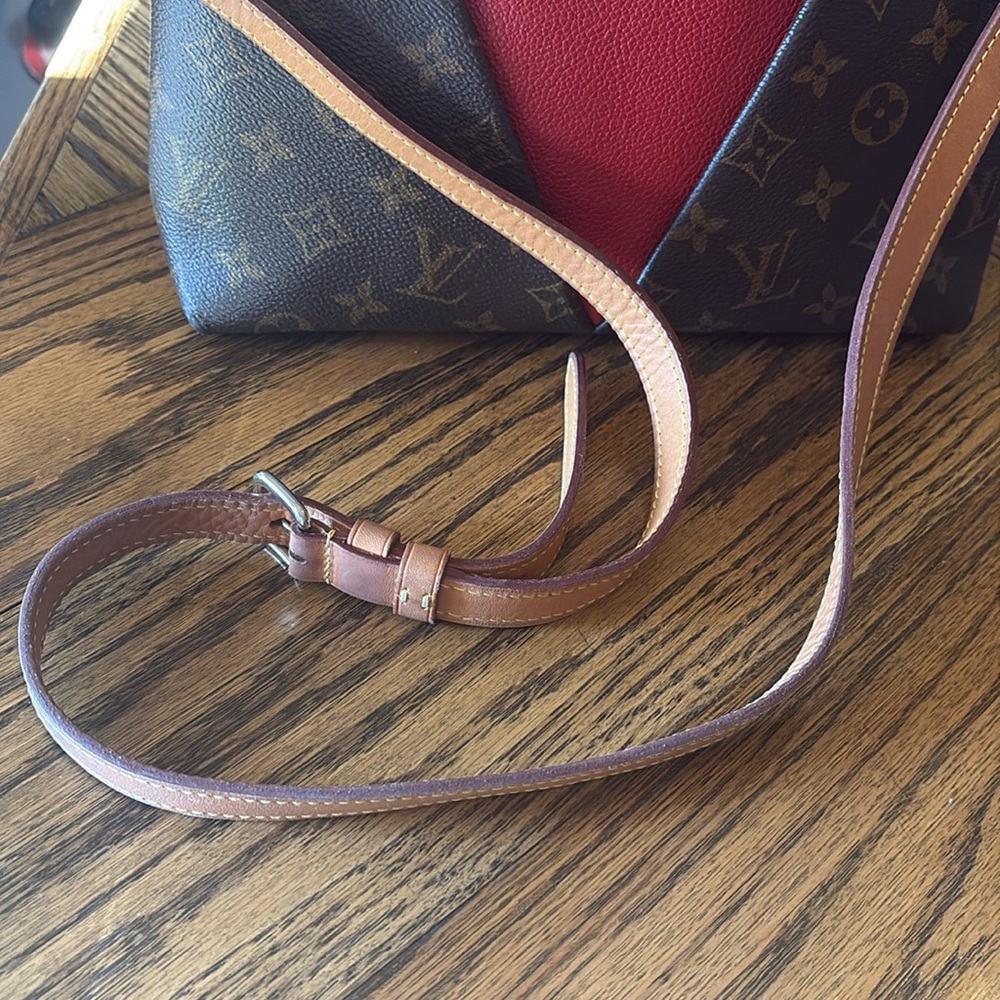 Louis Vuitton V Monogram - Picture 14 of 16